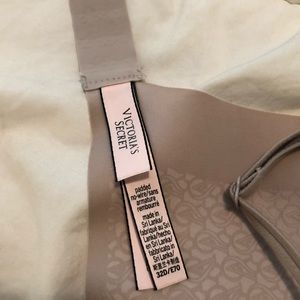 32D no wire nude VS bra